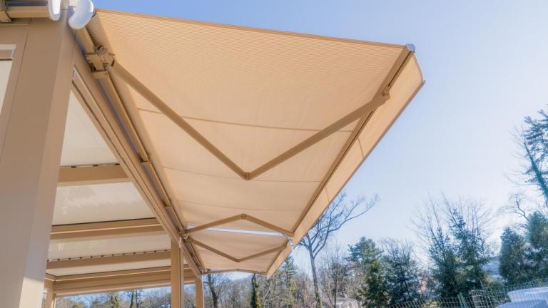 Un store extérieur ou un voile d'ombrage protège la terrasse à Évreux